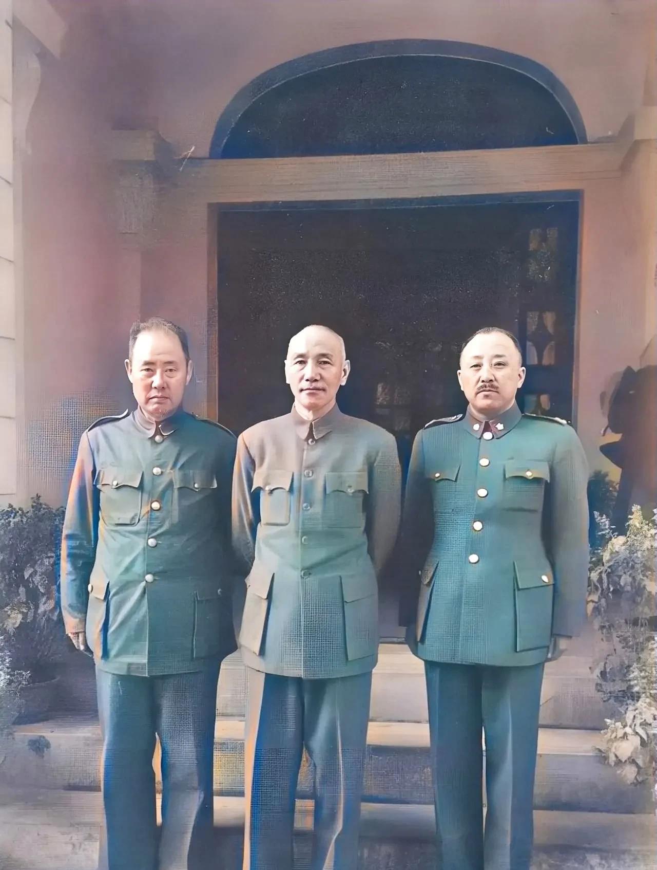 这才是蒋介石的真实相貌，这并非演员饰演的，而是1948年他在北平与傅作义、卫立煌
