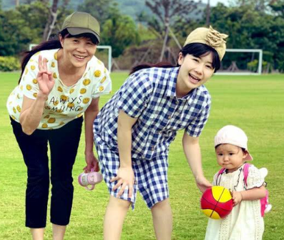 福原爱和前婆婆还有女儿一起合影，昔日时光好温馨。她女儿抚养权在江宏杰那边，前婆婆