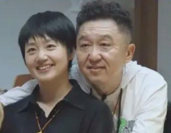 1998年，30岁的于谦穷的叮当响，可他却爱上了18岁的女学生白慧明，女方父亲说