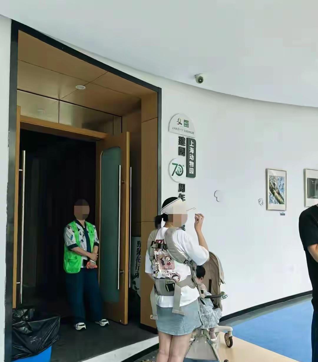 上海，一对夫妻带着10个月大的宝宝去动物园玩，期间孩子饿了，夫妻想在展馆里给孩子