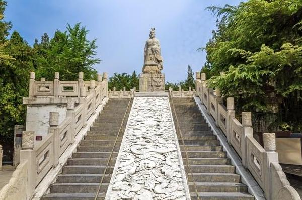 刘邦登基称帝后，忽然想起自己在老家和寡妇还有一个儿子。想到这里，刘邦决定亲自回乡