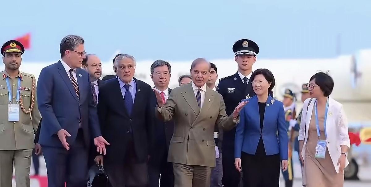 印度总理莫迪和巴基斯坦总理夏巴兹都已经抵达中国天津。
印度总理和巴基斯坦总理同时