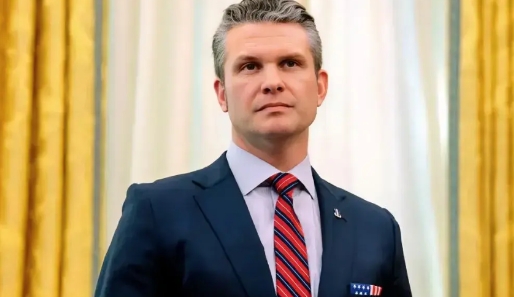 美国防部长赫格塞斯，看着一表人才。实际上是个“驴粪蛋”表面光家伙，他竟然提议将国
