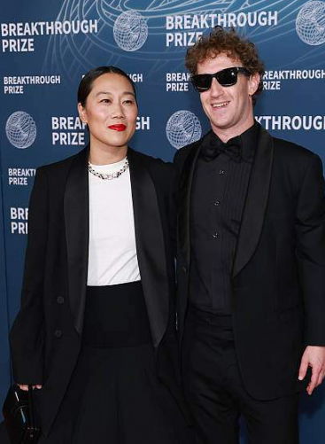 扎克伯格夫人红毯造型惊艳 40岁华裔老婆西装配裙大红唇