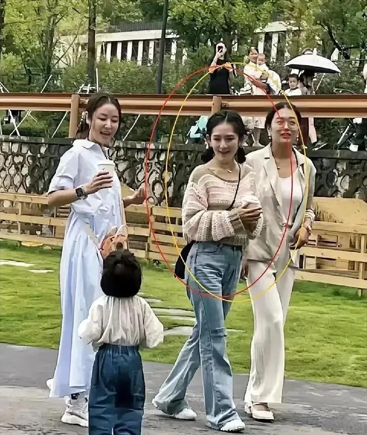 生活中的谢娜皮肤不算白皙，个子也不高。她站在林心如旁边时，看起来矮了一些。她那大