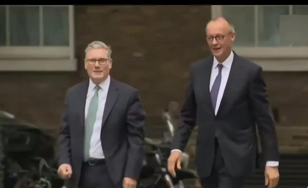 德国总理默茨到访英国伦敦，英国首相斯塔默到场迎接！过去，英国、法国是紧随美国的，