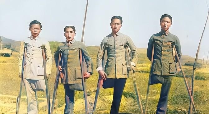 在浙江某处青砖灰瓦的荣誉团里，总能看到四位特殊的军人互相搀扶着晒太阳。
他们腰杆