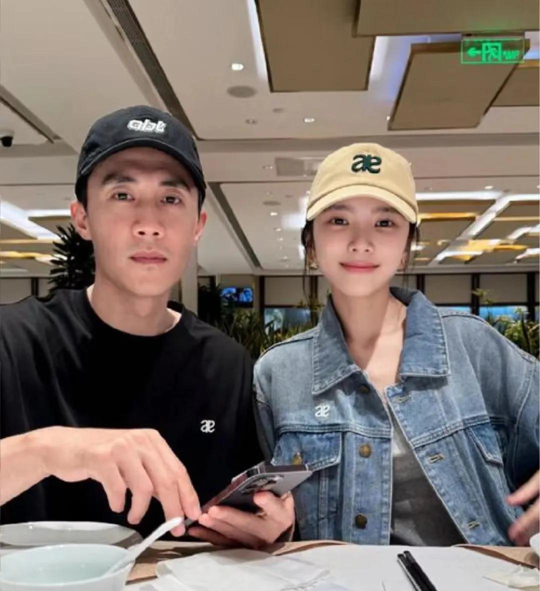 杜淳老婆王灿吐槽网购买衣服货不对版，她说网上大部分图片都用了很深的滤镜以及各种p