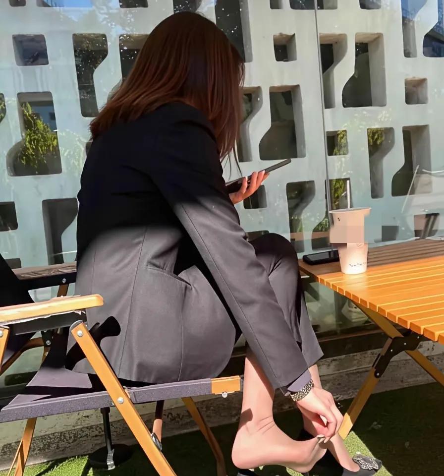 今天去见一个客户，和她约好在一个咖啡厅见，我远远的看到她已经坐在那里，正在用手扣