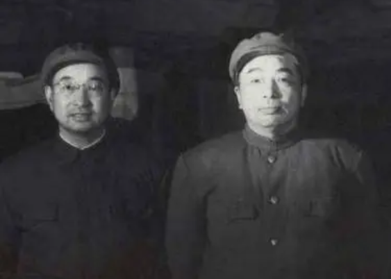 一次，陈赓用萝卜汤招待彭老总，自己却躲在房间里大口吃肉，彭德怀大怒：“好你个陈赓