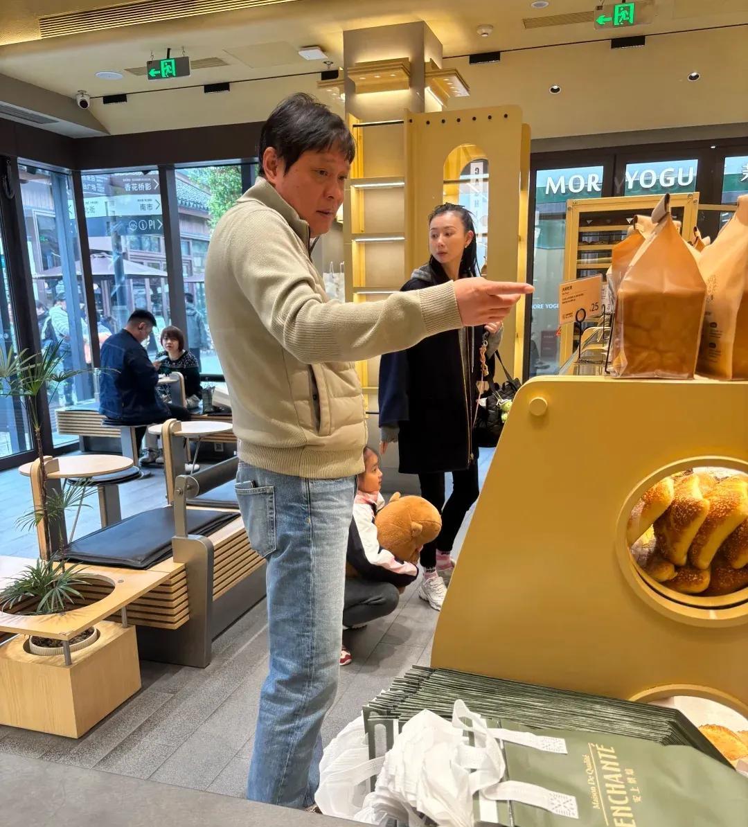 上海蟠龙天地安上烘焙看到范大将军一家三口，女儿长得很漂亮，遗传了爸爸身高，妈妈颜