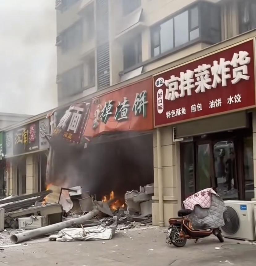 6月20日山东一小区门头房铺面发生爆炸，疑似煤气泄漏导致的爆炸，铺面四周全被炸空