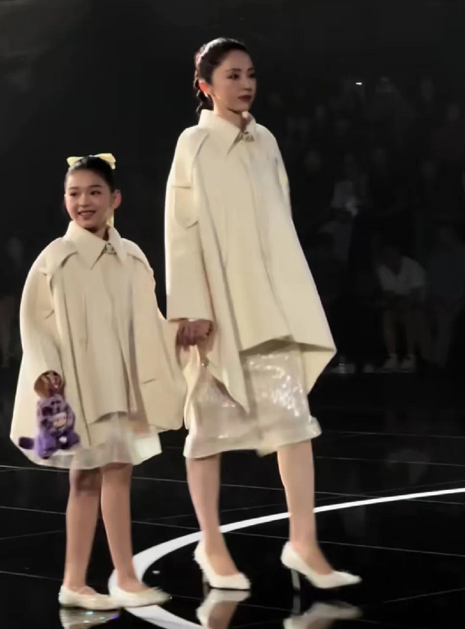 董璇带领闺女小酒窝，参加第五次走秀，小酒窝星味十足，和妈妈一样太漂亮。这次走秀两