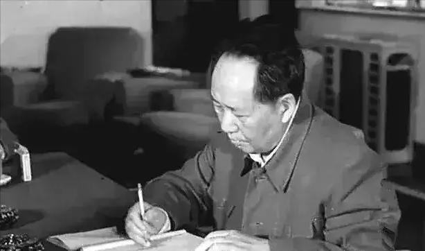 1960年，毛主席在撰写一份文件时，留下了这个工作的画面，伟人聚精会神时连烟都顾