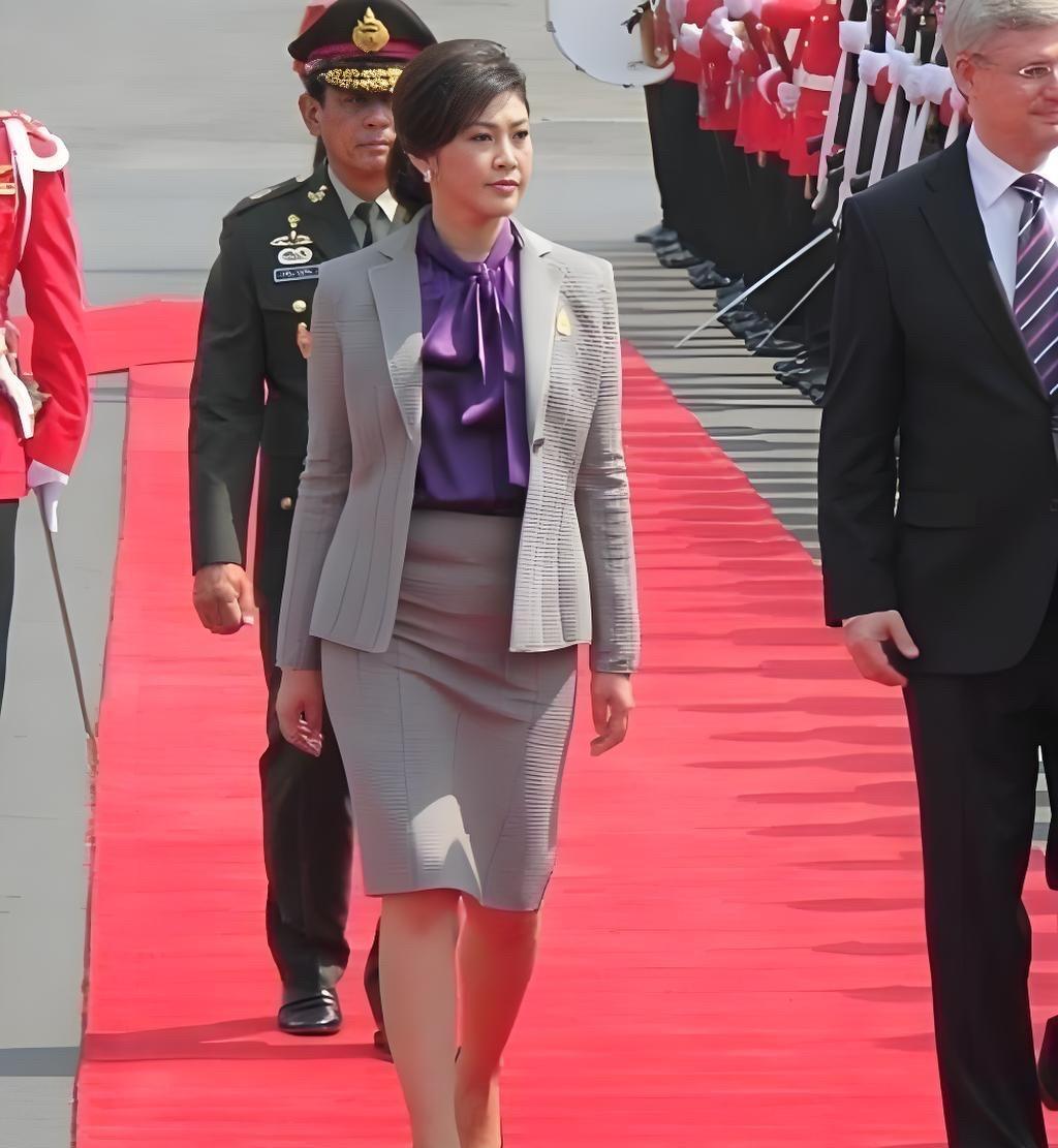 英拉·西那瓦，172cm，泰国首位女总理。
