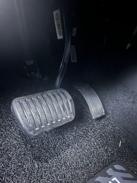 关于刹车踏板与油门踏板水平差距太大的处理
之前我发贴提到过新06的刹车和油门踏板