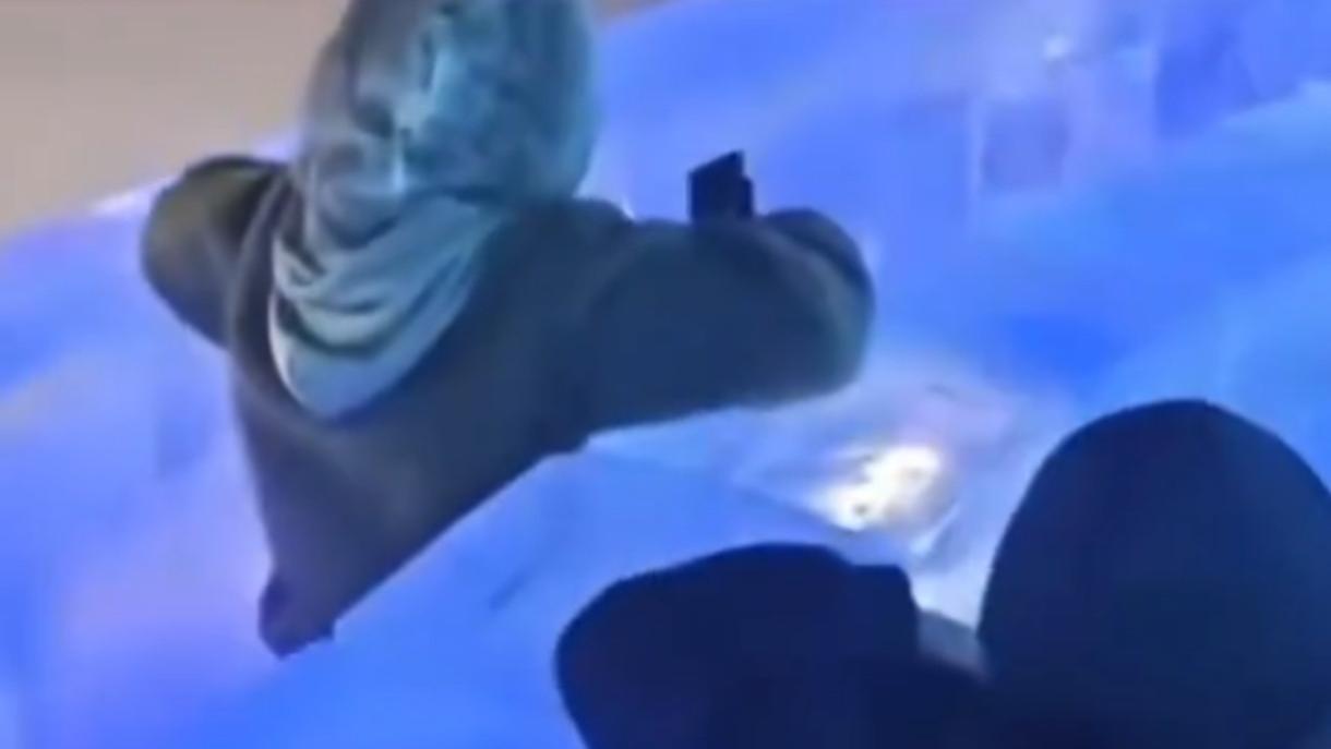 白敬亭哈尔滨“社死”现场：屁股太涩，帅哥秒变蛄蛹者