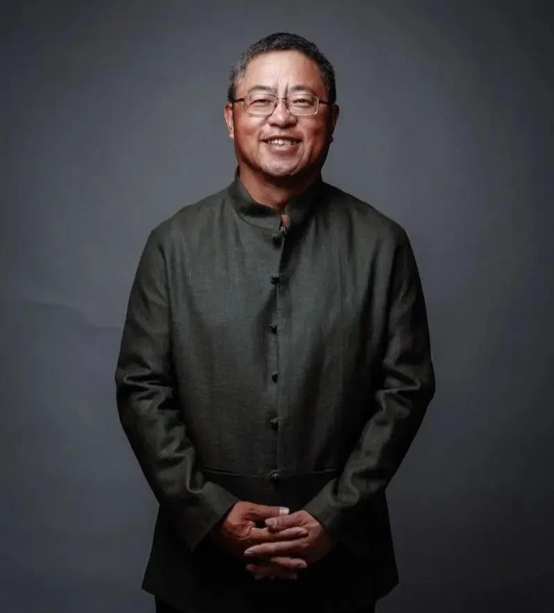继于东来之后，又一个老同志下场挑衅董宇辉了，说得甚至更狠。他说如果全是董宇辉这样