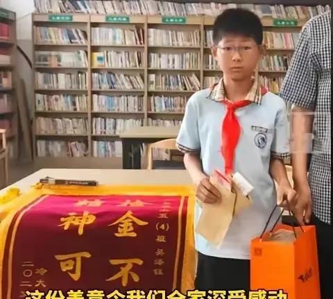 在这个快节奏的社会中，人与人之间的联系似乎变得愈发疏离。我们每天都在忙碌中穿梭，