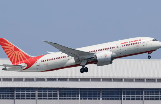 印度航空公司的一架波音787-8客机在起飞后几秒就失去了信号，随后坠毁在了机场附
