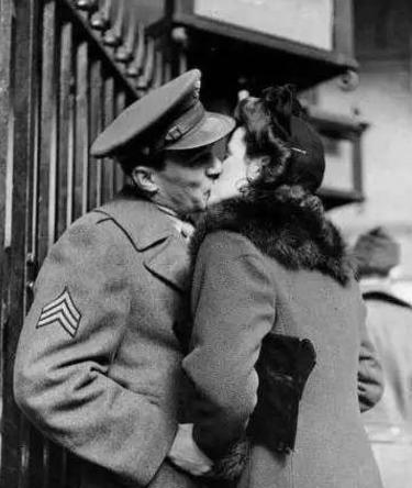 1944年，德国721细菌研究所，一位女管理员哀求负责人亨内博士吻别，博士不假思