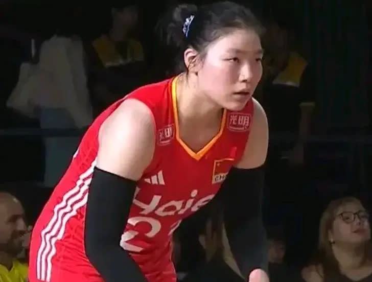张籽萱这小姑娘确实是个好苗子。今晚的这场球打出了跟以往完全不同的风格。从打球姿势
