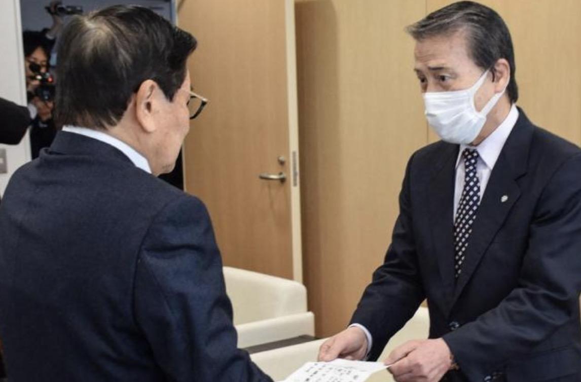 日本一名前市长小岛秀夫，去年因被指控99项性骚扰而辞职，近日却成功当选市议员，引