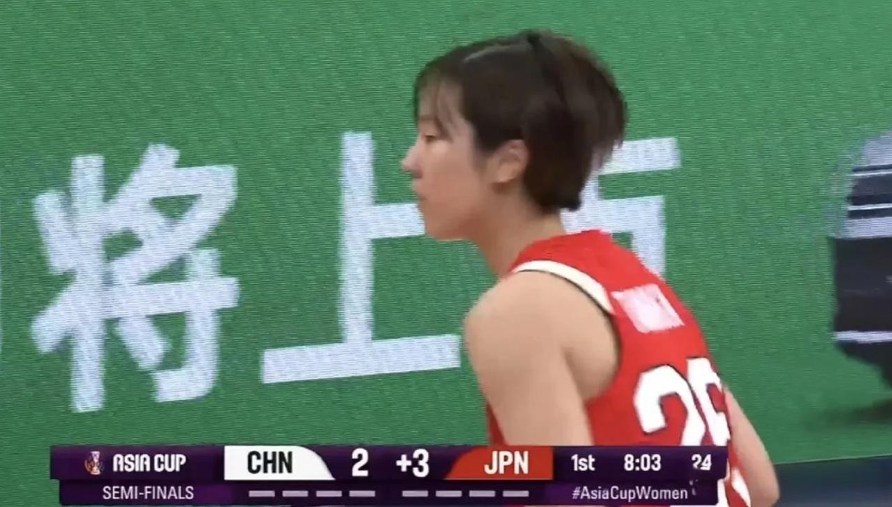 日本球员田中心的三分球快把中国女篮快投懵了，张子宇替换下场就被日本队追平比分
 