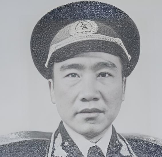 1955 在举行授衔仪式之际，他竟猛地一把扯下肩章，而后扬长离去，紧接着便立下了