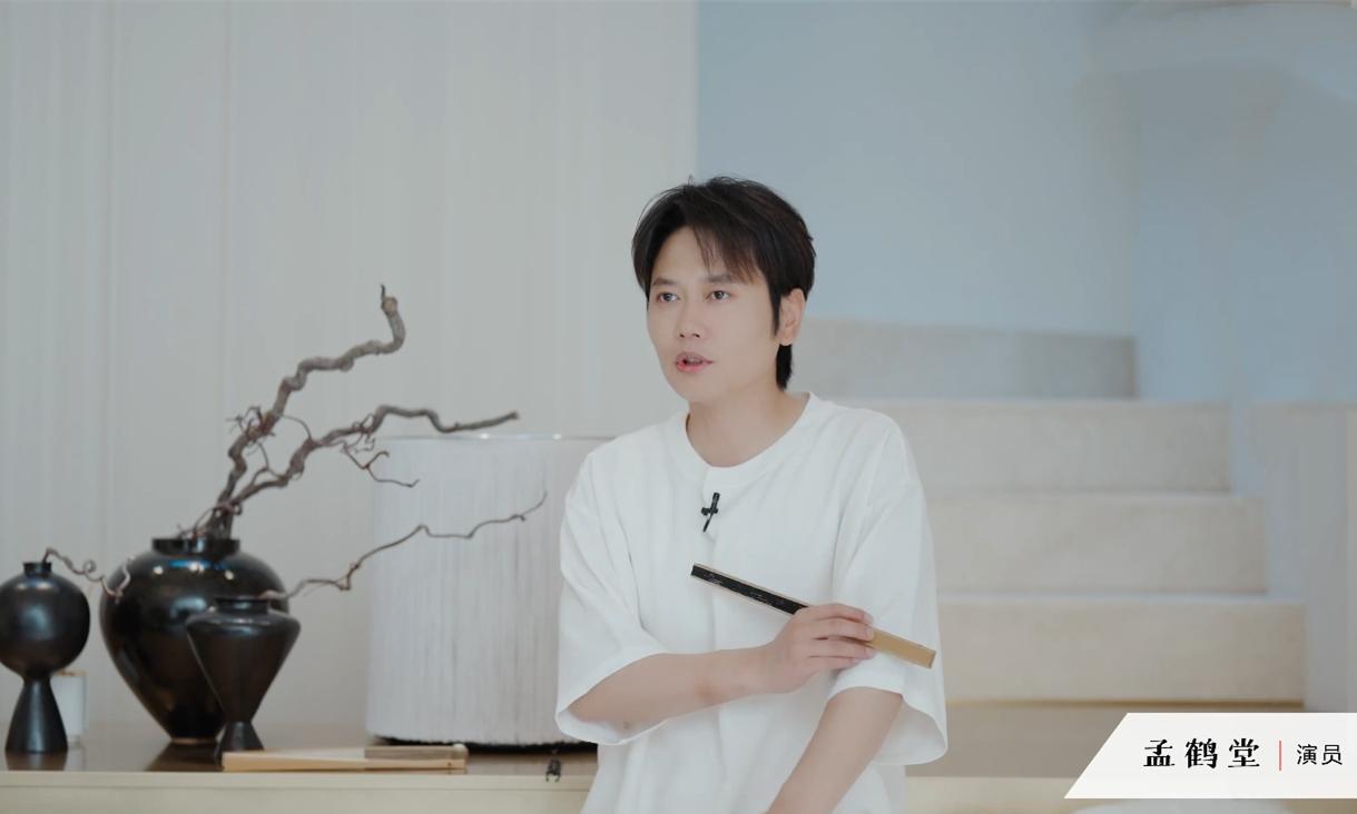 孟鹤堂对折扇是真了解，不同行业不同人群如何用，孟鹤堂说的头头是道。面对镜头，孟鹤