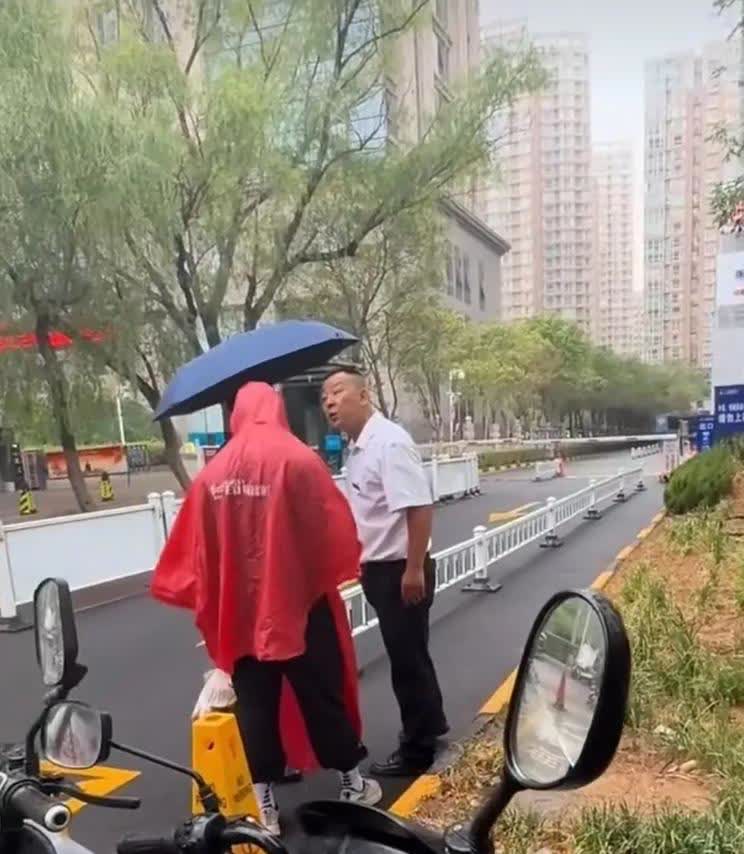 送外卖的小哥，第一次送这个小区，不知道入口在哪，误跑出口进小区，被保安拦下。保安