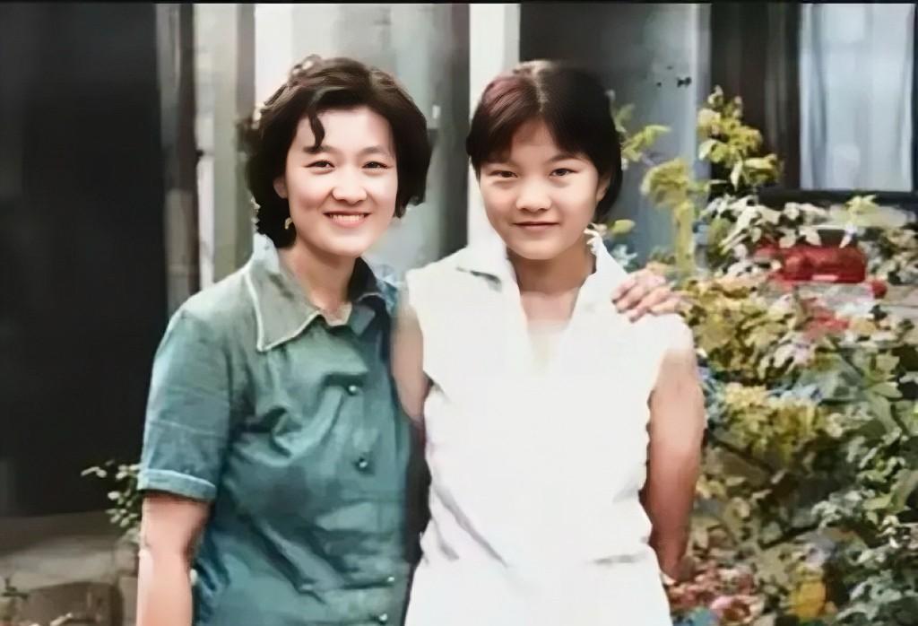 这是章含之和少女时期的女儿洪晃在北京家中的合影照片，章含之出身名门，但因为她是父
