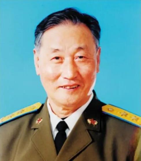 1951 年，志愿军飞行员刘玉堤在返航途中，无意间发现，自己身下竟有一群黑压压的