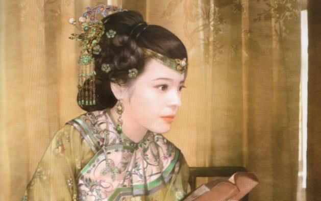 嘉庆4年，13岁富察氏被安排侍寝。是夜，殿内烛火昏暗，富察氏内心悸动。突然，有人