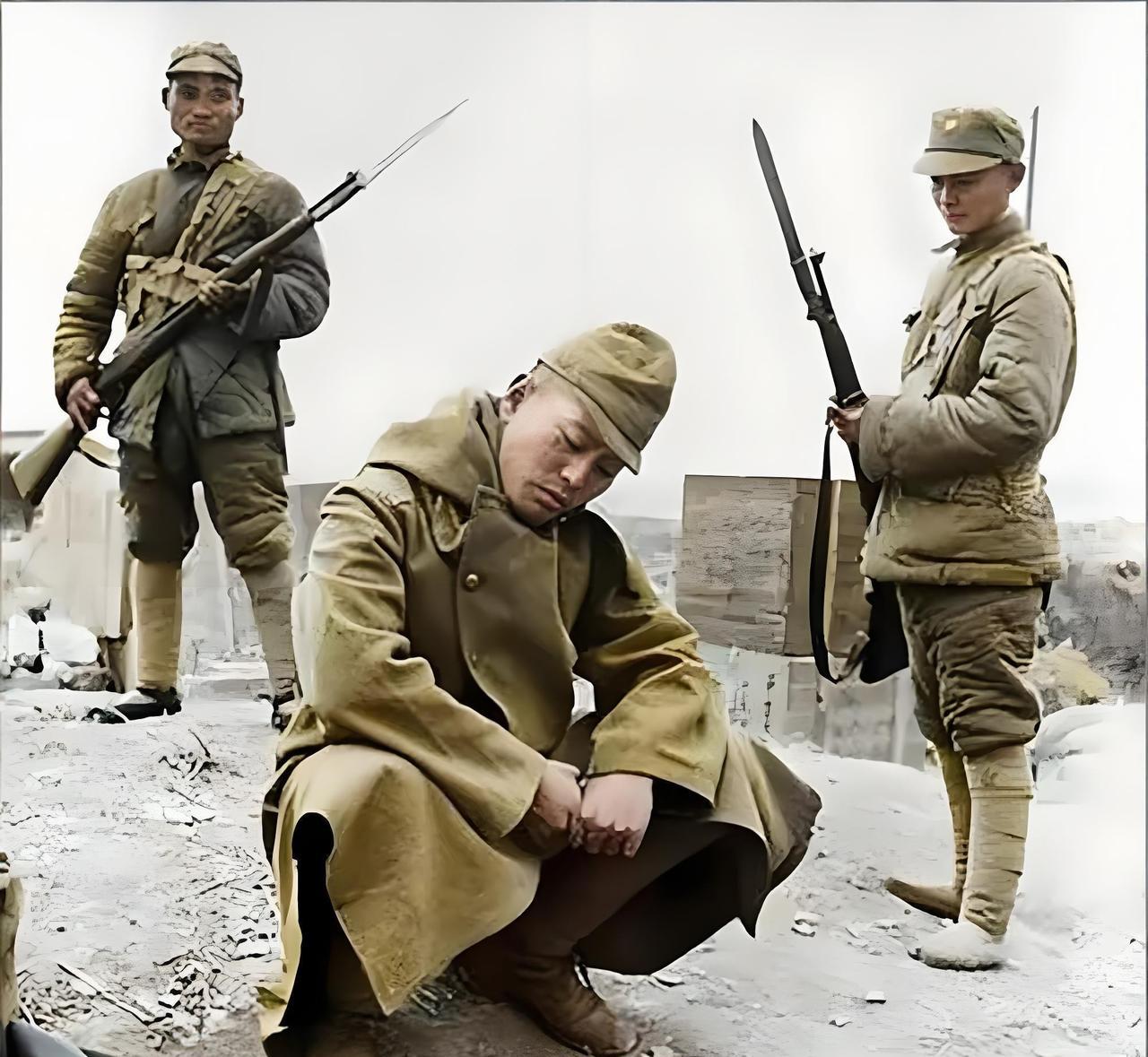 照片上这个嚣张跋扈的小鬼子，是1943年常德会战中被俘虏的日本军官，但看不懂是什