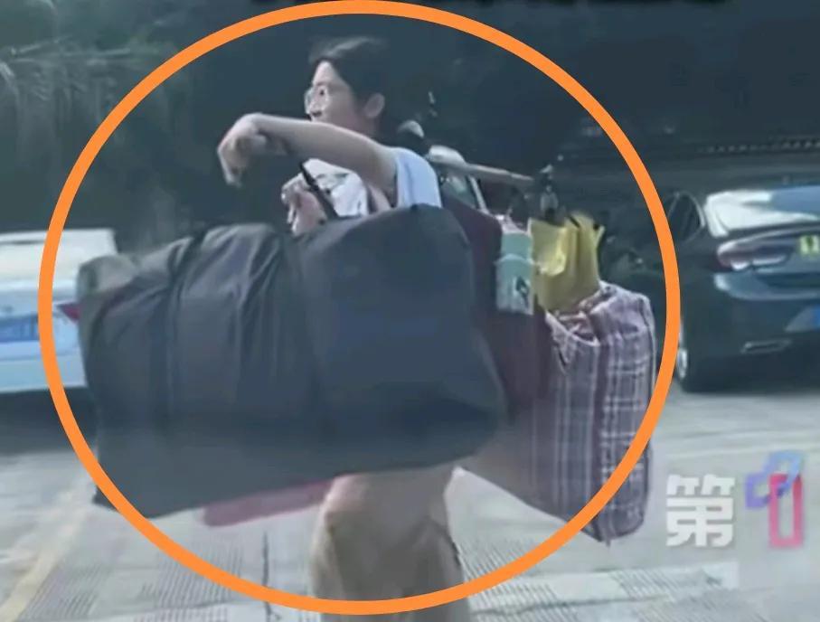 这女生一看就不是富二代
但自信满满，昨天高考一结束，挑着自己的行李，迈着坚定的步
