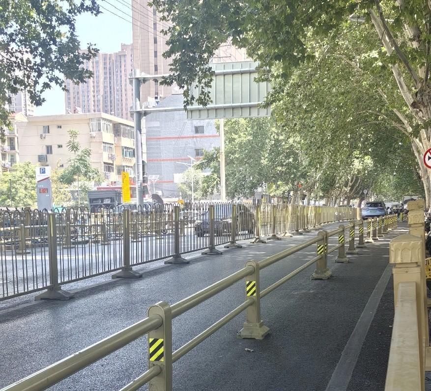 这条马路，差不多十米宽吧，有五道隔离栏杆。
这是龙首北路最东段，以前这里是著名的