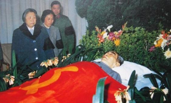 1976年，周总理去世后遗体被解剖，发现多处恶性肿瘤。



1976年1月8日