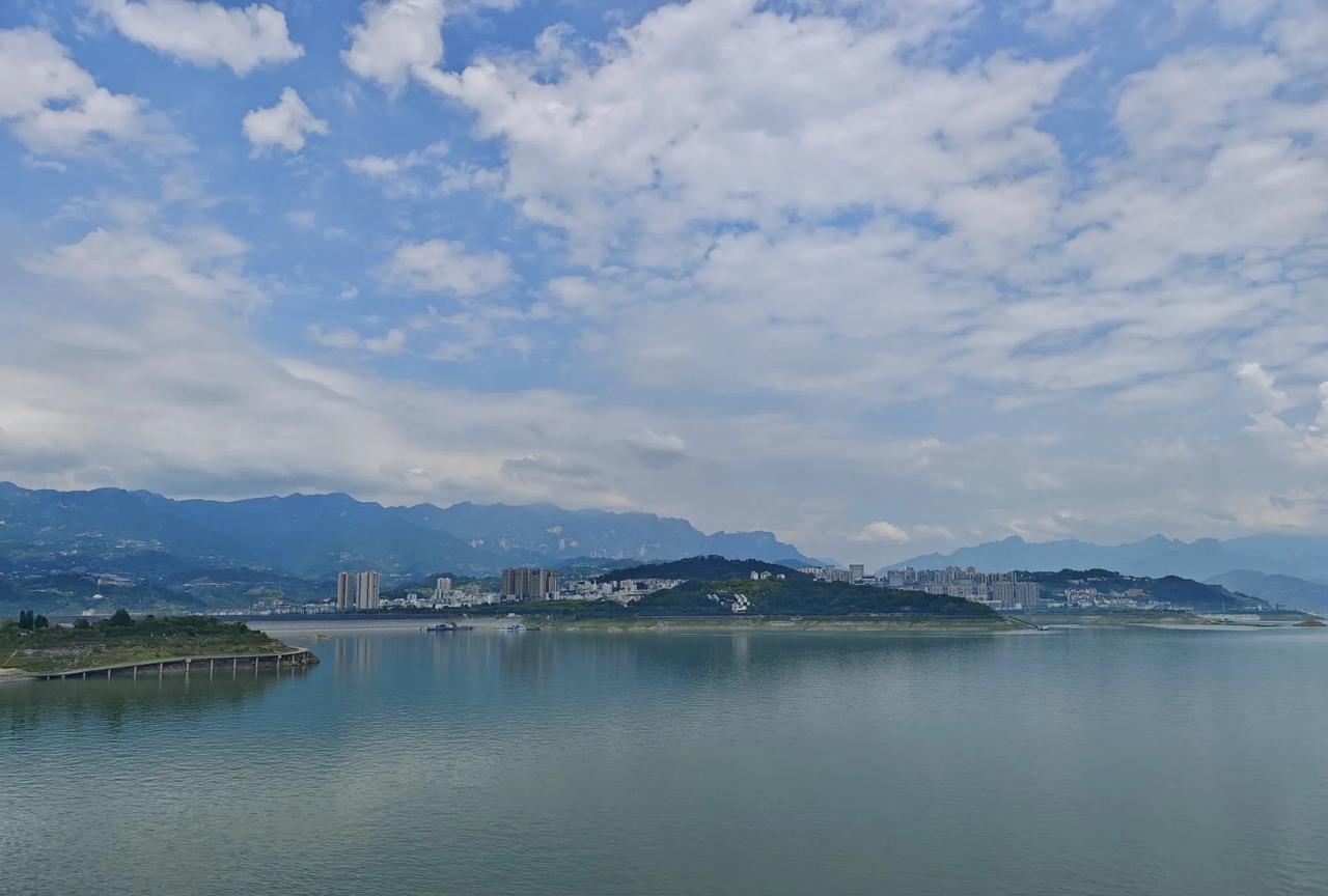 #你们觉得送外卖丢人吗#自食其力，劳动挣钱，是最光荣的事，怎么能跟丢人扯上关系？