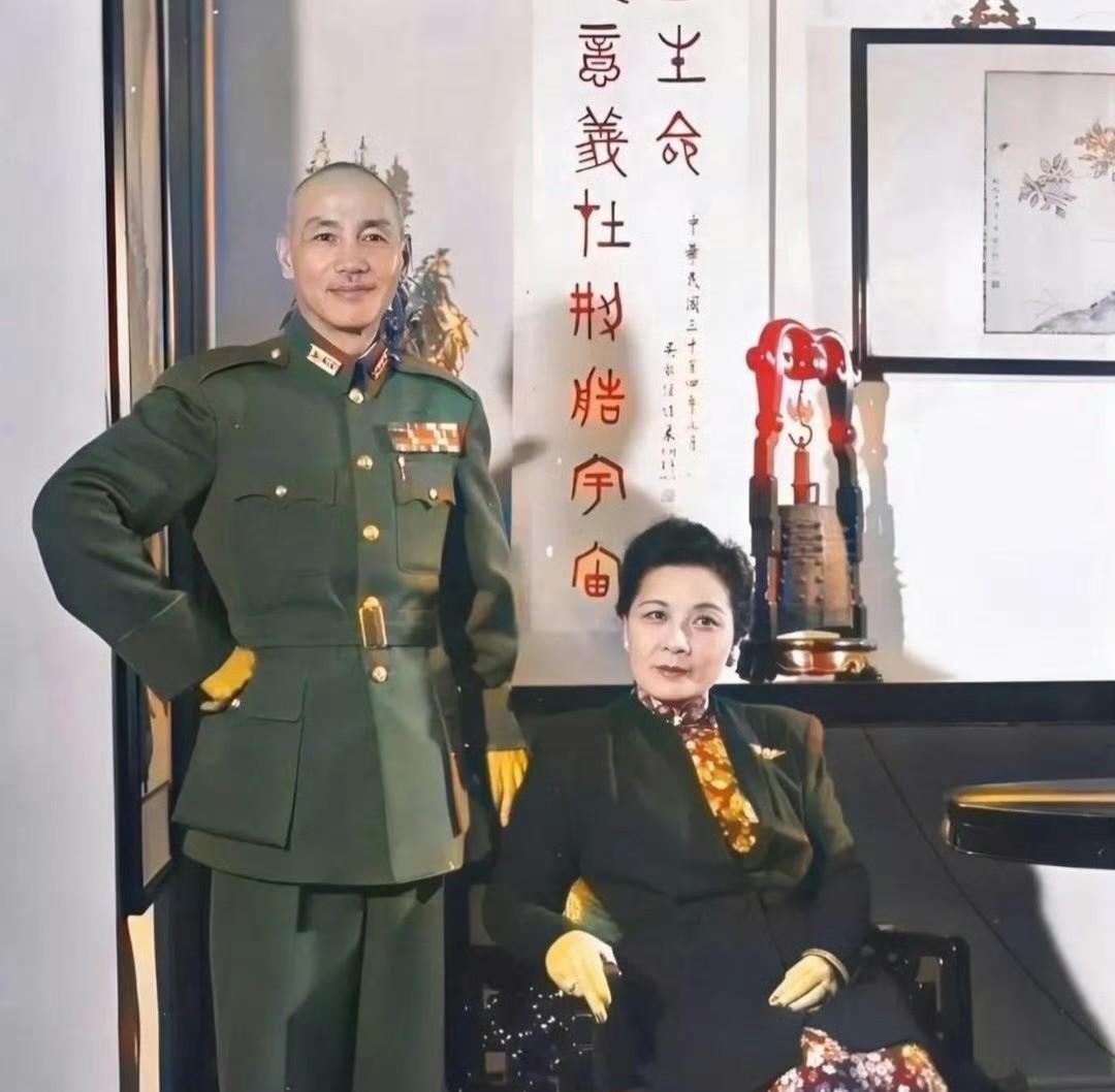蒋介石和宋美龄从照片来看长得不错实际并非如此。
就像1927年那张十指紧扣的合影
