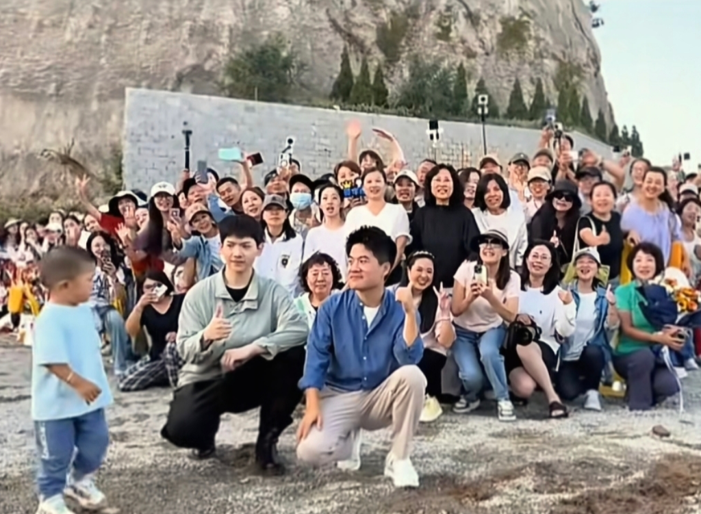 四目相对，好温暖的一幕，
确认过眼神，小家伙径直朝宇辉走过来，
——准是爸妈常给