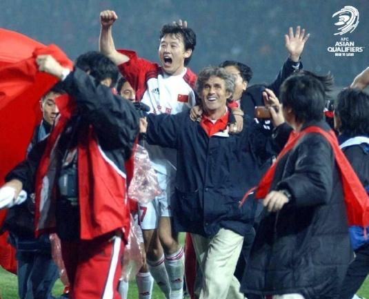 24年前的今天，中国足球迎来了历史性的一刻，米卢带领的国家队闯入了2002年的世