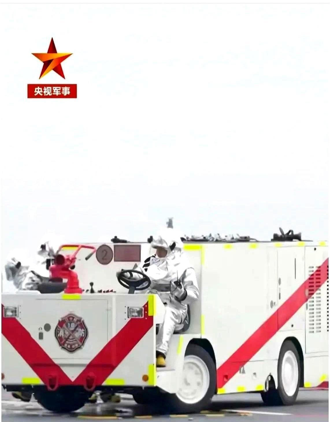 央视公开报道，辽宁舰开展飞行甲板消防训练，全流程实战性演练。
现在连工具图标都卷