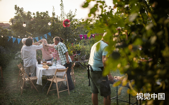 邻居是惯偷，全小区敢怒不敢言，我故意丢快递设局