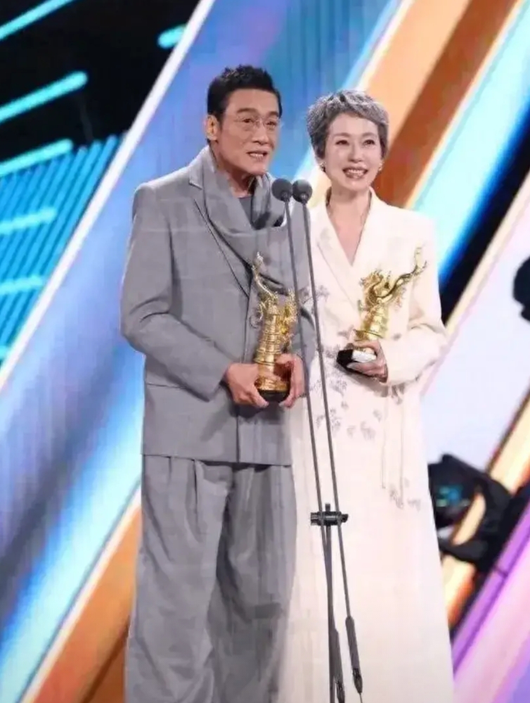 叶童，香港著名演员，近日接受采访时透露，自己和梁家辉45年前签订了灵魂契约。
