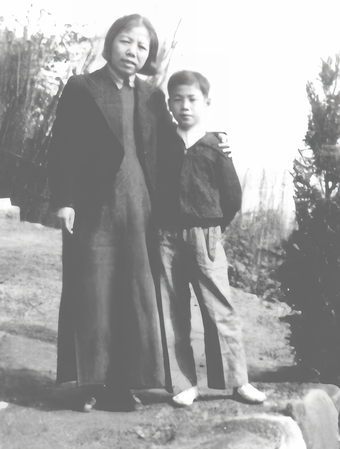 1940年，12岁的李鹏第一次在重庆周公馆见到了周总理。周总理很高兴地说，这孩子
