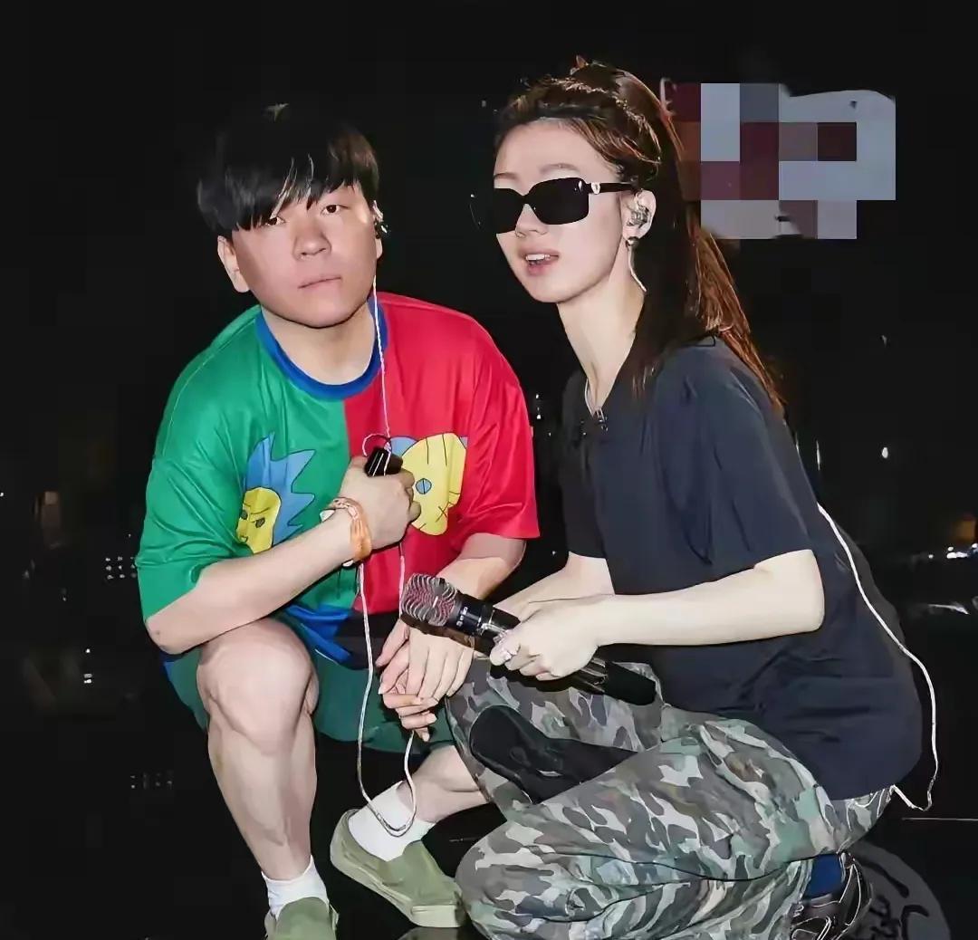 本以为单依纯是一个还没有长大的孩子，不在乎网友的评价，没心没肺。
现在看来是我想