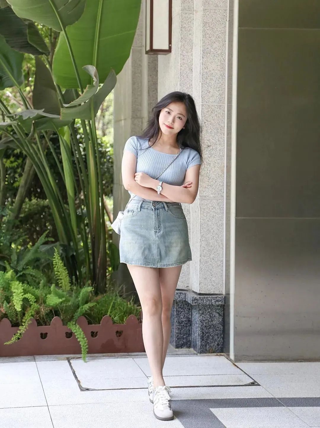 牛仔短裤，永远是夏天街头最靓丽的存在，不仅清爽百搭，还能完美展现好身材，轻松拉长