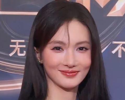 身材是好的，但脸真是变了，如果不说，有人可能认不出这是金晨！
电影之夜，金晨身穿