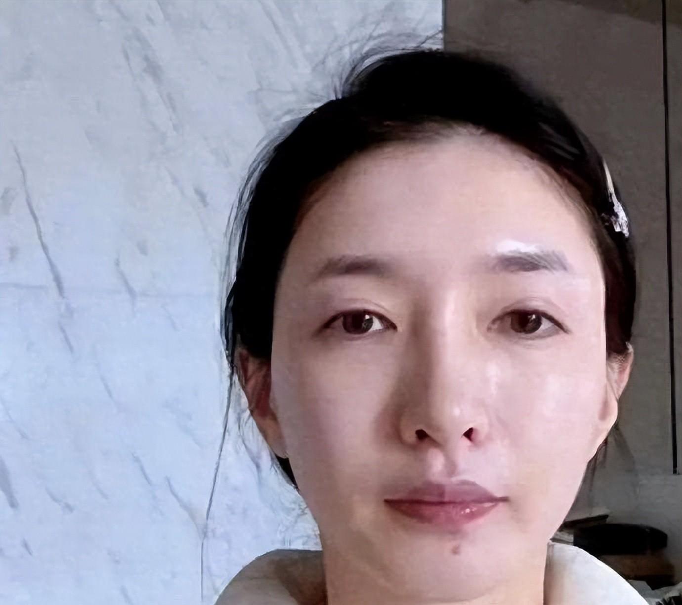 早期的江疏影外貌一般，和乡里邻家小妹相似。